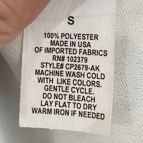 Small white & black polka dot crop top. - Picture 6 of 6